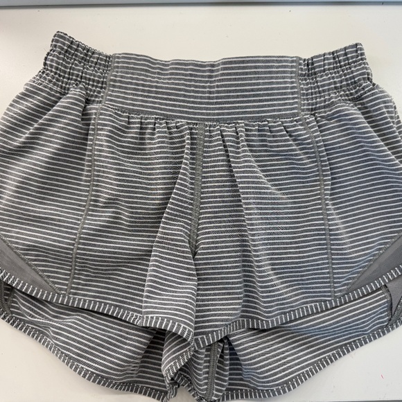 Lululemon hotty hot 2.5 in shorts - Picture 1 of 4